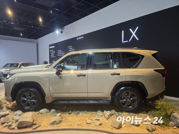 렉서스코리아가 17일 서울 성동구 엔더슨씨 성수에서 플래그십 SUV 'LX 700h'를 소개하고 있다. [사진=김종성 기자]