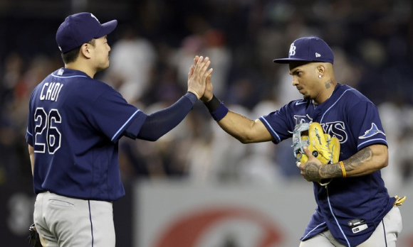 MLB 탬파베이에서 뛰고 있는 최지만(왼쪽)이 지난 11일(한국시간) 열린 뉴욕 양키스와 원정 경기 종료 후 팀 동료 완더 프랑코와 함께 손바닥을 마주치고 있다.  [사진=뉴시스]