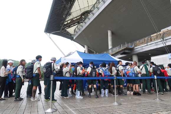 11일 오후 서울 마포구 상암동 서울월드컵경기장에 2023 새만금 세계스카우트 잼버리 폐영식에 참가하는 각국 스카우트 대원들이 도착하고 있다. [사진=사진공동취재단]