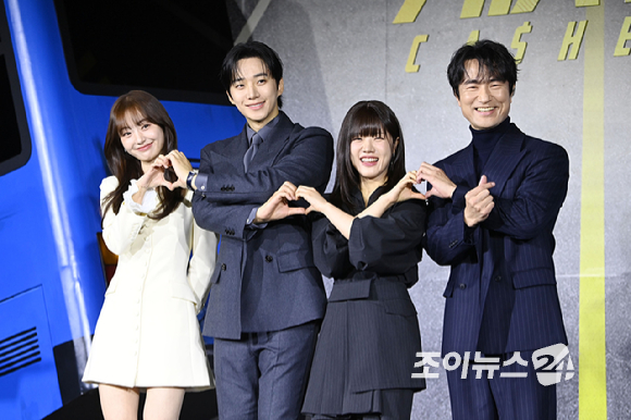 배우 김혜준, 이준호, 김향기, 김병철이 22일 오전 서울 강남구 삼성동 웨스틴 서울 파르나스에서 열린 넷플릭스 시리즈 '캐셔로' 제작발표회에 참석해 포즈를 취하고 있다. [사진=문수지 기자]