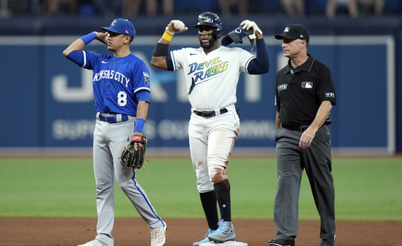 MLB 탬파베이 최지만의 팀 동료 얀디 디아스(가운데)가 21일(한국시간) 열린 캔자스시티와 홈 경기 도중 적시 2루타를 치고 세리머니를 하고 있다. 탬파베이는 이날 캔자스시티에 5-2로 이겼다. [사진=뉴시스]