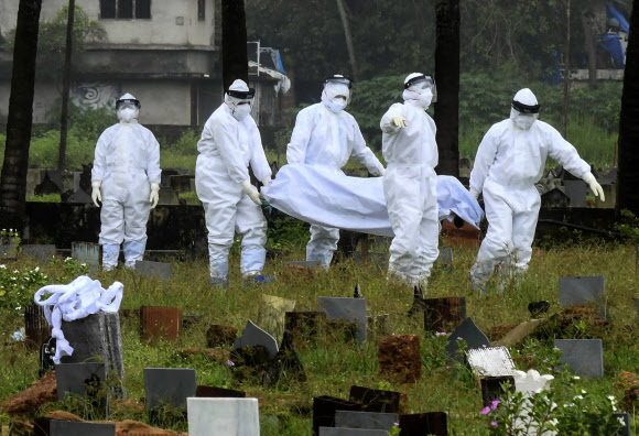 동남아시아에서 주로 발생하는 것으로 알려진 니파 바이러스(Nipah Virus)가 제1급 법정 감염병으로 지정된다. 사진은 지난 5일(현지시간) 인도 남부 케랄라주 코지코드에서 방역복을 입은 인부들이 니파 바이러스로 사망한 모하메드 하심(12)의 시신을 화장하기 위해 이송하는 모습. [사진=코지코드 AP/연합뉴스]