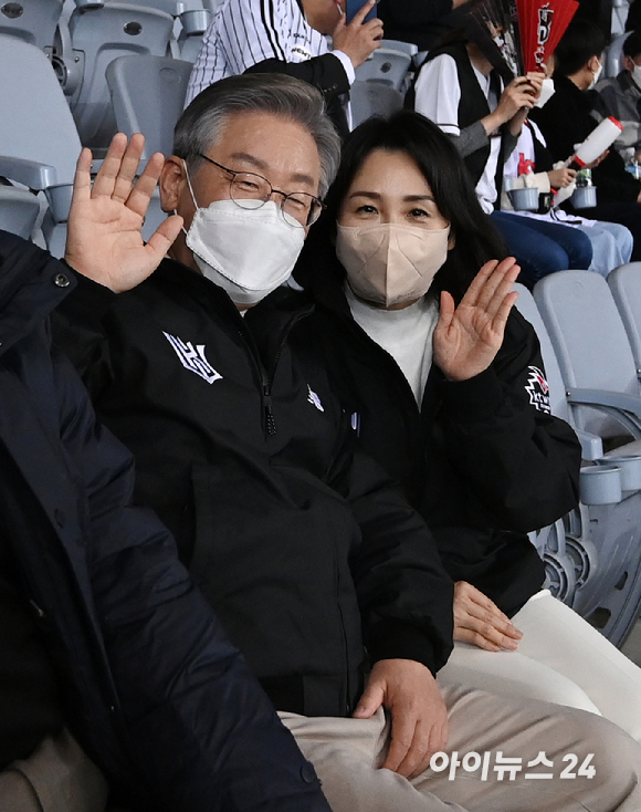 이재명 더불어민주당 대선 후보와 부인 김혜경 씨가 18일 오후 서울 고척스카이돔에서 열린 '2021 신한은행 SOL KBO리그' KT 위즈와 두산 베어스의 한국시리즈 4차전을 관전하고 있다. [사진=김성진 기자]