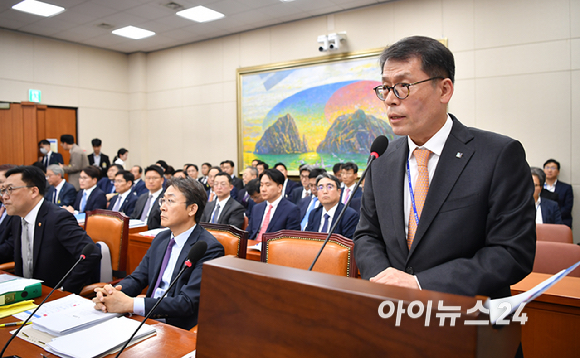 김성태 기업은행장이 10일 오후 서울 여의도 국회 정무위원회에서 열린 금융위원회·한국산업은행·중소기업은행에 대한 국정감사에서 의원 질의에 답변하고 있다. [사진=곽영래 기자]