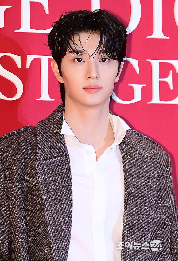 배우 김재원이 7일 오후 서울 송파구 롯데백화점 잠실점 에비뉴엘 더크라운에서 열린 디올 뷰티 루즈 디올 온 스테이지 팝업 이벤트 포토콜 행사에 참석하고 있다. [사진=정소희 기자]