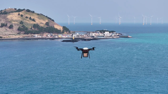 드론이 제주도 금능포구에서 비양도로 물품을 싣고 비행하고 있다. [사진=우주청]