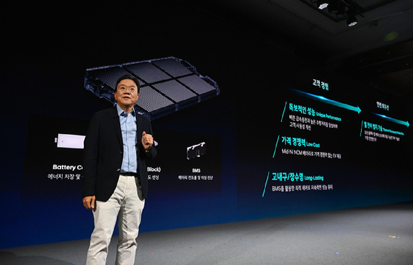 호세 무뇨스 현대차 대표이사(CEO&middot;사장)가 '2026 CEO 인베스터 데이'에서 중장기 사업 전략을 설명하고 있다. [사진=현대자동차]
