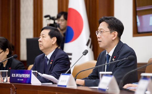 배경훈 부총리 겸 과학기술정보통신부 장관(오른쪽)이 18일 정부서울청사 본관 영상회의실에서 '제2회 과학기술관계장관회의' 를 주재하고 있다. [사진=과기정통부]