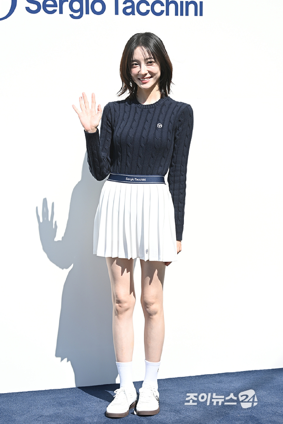 [포토] 박지현 &apos;강렬 햇빛도 뚫는 청량 미소&apos;