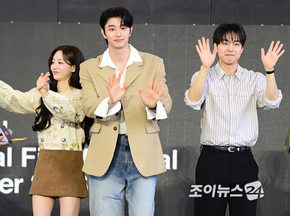 (왼쪽부터) 김정훈 감독-배우 조이현-김재원-강유석-배강희가 8일 부산 해운대구 영화의전당에서 열린 제31회 부산국제영화제 '최종면접' 야외 무대인사를 갖고 있다. [사진=정소희 기자]