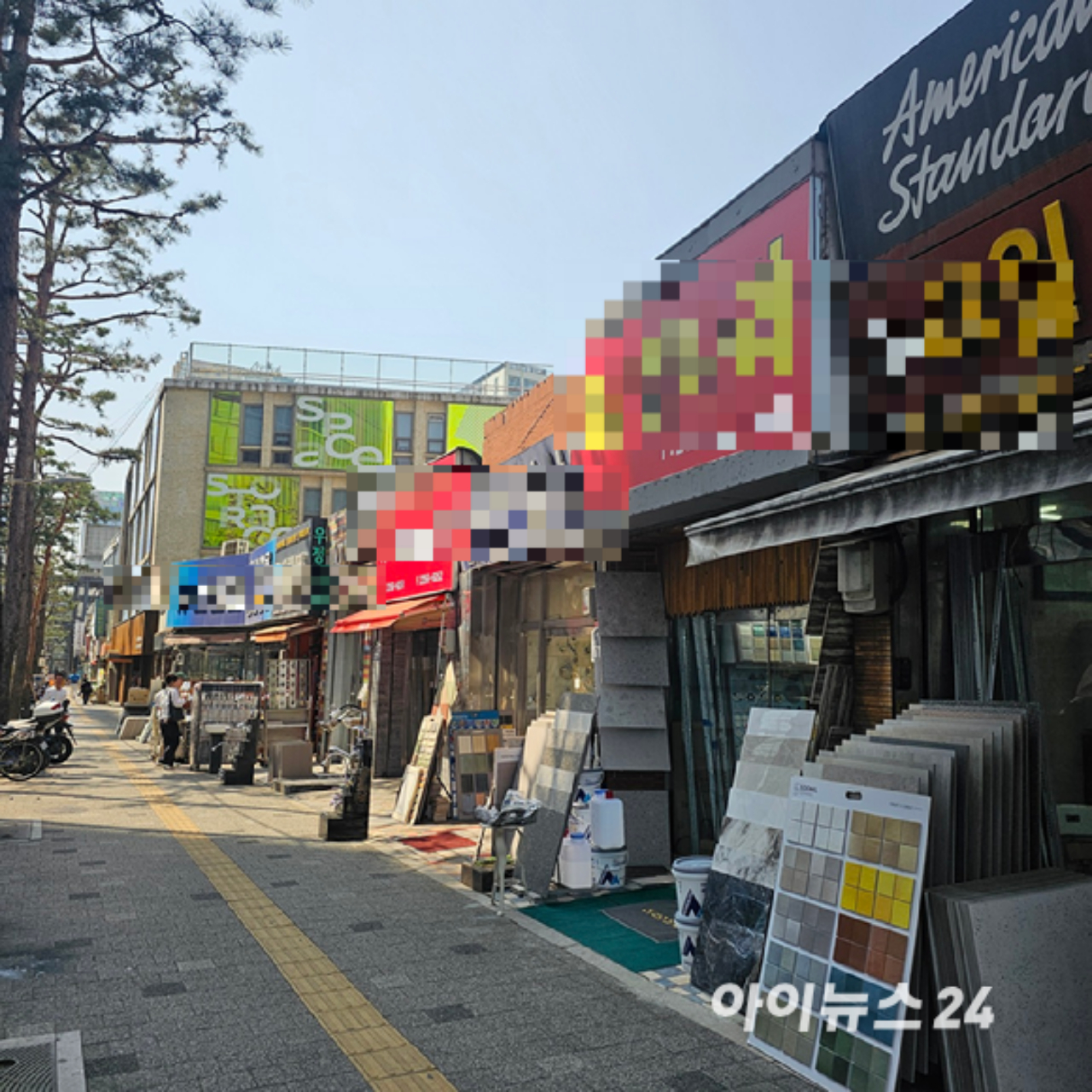 서울 중구 을지로 건축자재거리 내 한 상가에 줄줄이 다양한 상점이 늘어서 있다. 2026.04.15. [사진=이효정 기자 ]