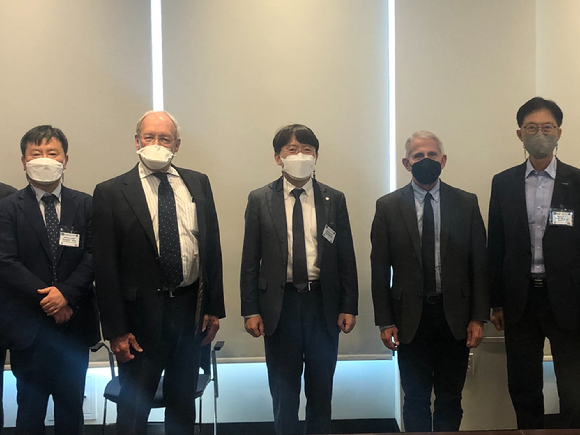 기초과학연구원(IBS)은 지난 18일(현지시간) 미국 국립알레르기 및 전염병연구소(NIAID)의 앤서니 파우치 소장과 만나 연구협력 방안을 논의했다. 왼쪽부터 최영기 IBS 바이러스기초연구소장, 휴 오킹클로스 NIAID 수석부소장, 노도영 IBS 원장, 앤서니 파우치 NIAID 소장, 이용훈 UNIST 총장 [사진=IBS]