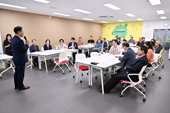 공약사업이행평가단 민선8기 2주년 공약 사업지 현장 방문 동행후 군정 주요 현안에 대해 설명을 듣고 있다. [사진=양평군]