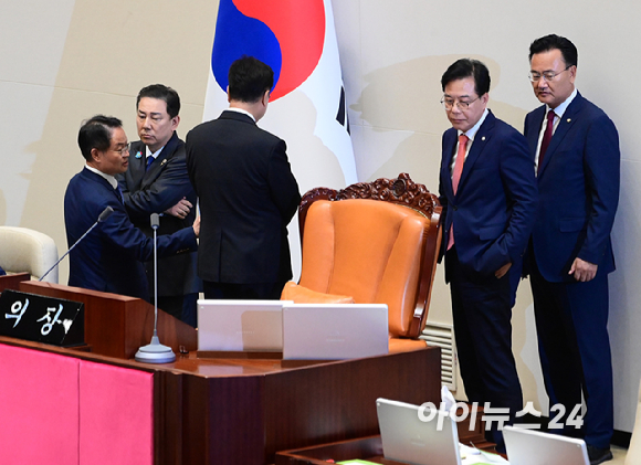 25일 서울 여의도 국회에서 열린 제429회국회(정기회) 제9차 본회의에서 '공인신고자 보호법 일부개정법률안에 대한 신속처리안건 지정동의의 건' 외 3건에 대한 가/부 투표 중 흘려서 기표한 표에 대해 우원식 국회의장과 여야 원내대표들이 유&middot;무효를 논하고 있다. [사진=정소희 기자]