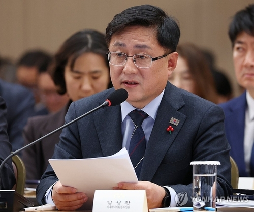 김성환 기후에너지환경부 장관이 17일 세종컨벤션센터에서 열린 업무보고에서 답변을 하고 있다. [사진=연합뉴스]