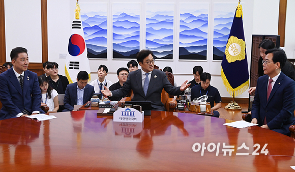 우원식 국회의장이 24일 오전 서울 여의도 국회에서 김병기 당대표 직무대행 겸 원내대표와 송언석 국민의힘 원내대표와 대화하고 있다. [사진=곽영래 기자]