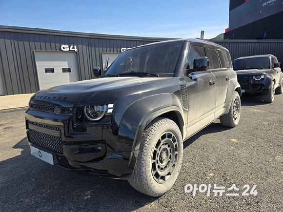 '디펜더 OCTA 블랙'이 장애물 코스를 지나고 있다. [영상=김종성 기자]