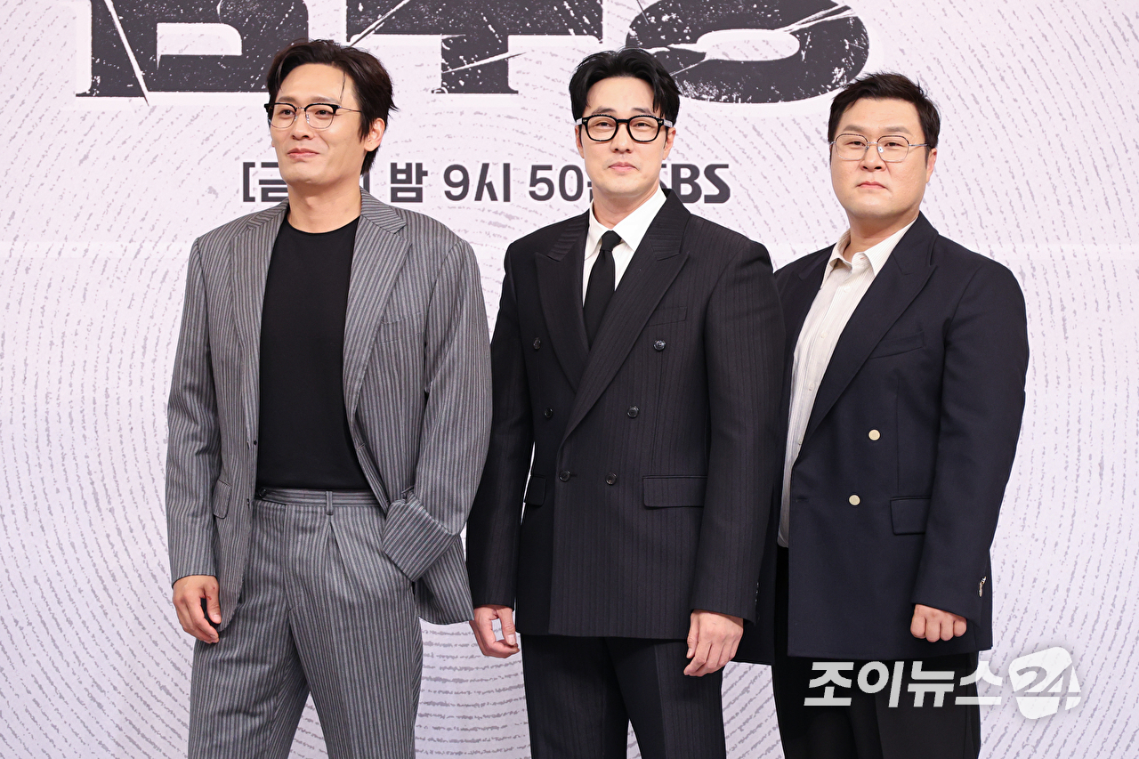 배우 최대훈, 소지섭, 윤경호가 25일 오후 서울 양천구 목동 SBS에서 진행된 SBS 새 금토드라마 '김부장' 제작발표회에 참석해 포즈를 취하고 있다. [사진=문수지 기자]