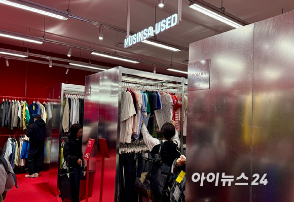 무신사 아울렛에서 고객이 QR 코드로 가격, 제품 정보를 확인하고 있다. [사진=송대성 기자]