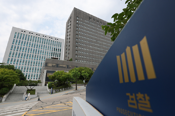노소영 아트센터 나비 관장이 15일 서울 서초구 서울고등법원에서 열린 재산분할 파기환송심 2차 조정 기일에 출석하고 있다. [사진=사진공동취재단 ]