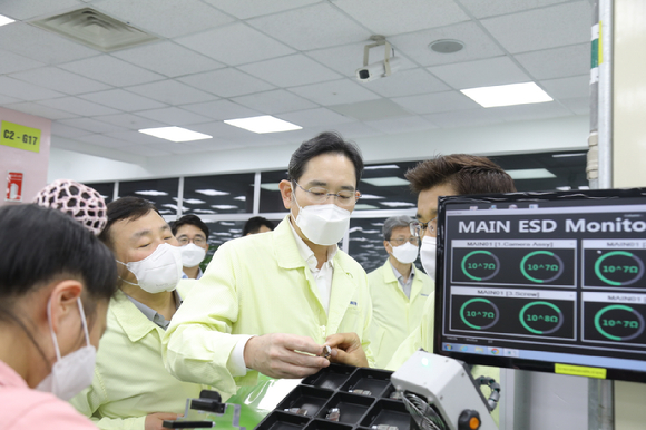 이재용 삼성전자 회장이 지난해 12월 베트남 하노이 인근의 삼성전자 법인(SEV)을 방문해 스마트폰 생산 공장을 점검하는 모습. [사진=삼성전자]
