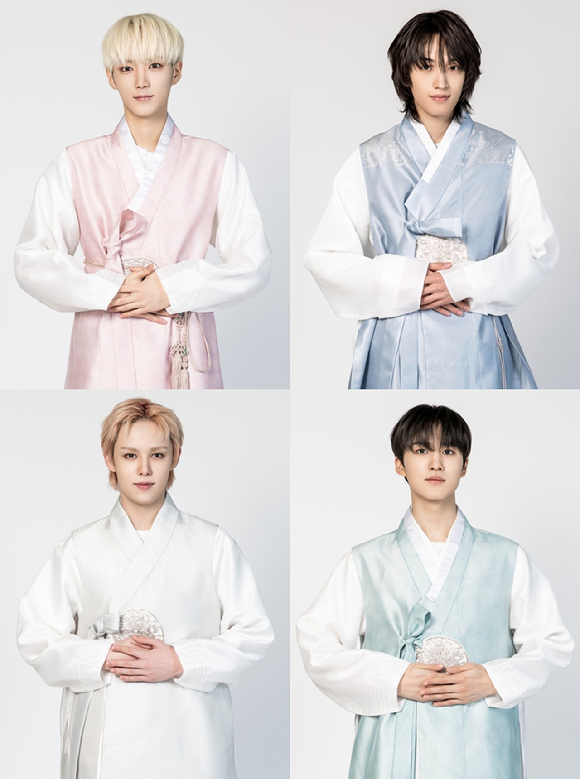 밴드 에이엠피가 한복을 입고 새해 인사를 전하고 있다. [사진=FNC엔터테인먼트]