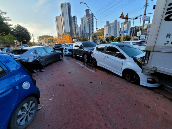통영시 광도면 농업기술센터 인근 교차로에서 14중 추돌 사고가 발생했다. 사진은 사고 현장. [사진=경남소방본부]