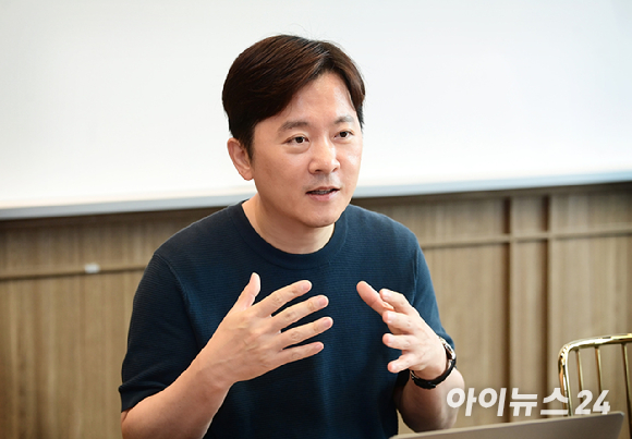 과학기술정보통신부와 정보통신산업진흥원이 추진하는 '모두의 AI' 구축 사업에 참여하는 생성형 AI 솔루션 기업 제논의 고석태 대표가 20일 서울 강남구 양재동 사무실에서 진행된 아이뉴스24와의 인터뷰에 앞서 포즈를 취하고 있다. [사진=정소희 기자]