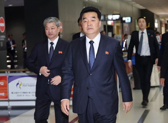 김일국 북한 체육상 겸 조선올림픽위원회 위원장이 17일 일본 주부국제공항을 통해 입국하고 있다. 2026.9.17 [사진=연합뉴스]
