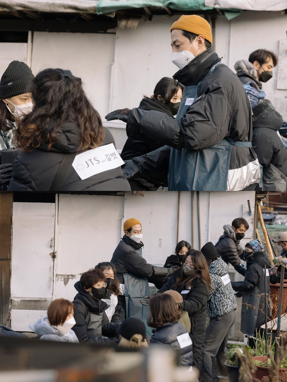 방송, 영화, 연극인들을 위한 봉사단체 길벗과 국제구호단체 (사)한국JTS가 12월 12일 서울 강남구 구룡마을 주민을 위한 연탄 지원 봉사를 진행했다. [사진=JTS]