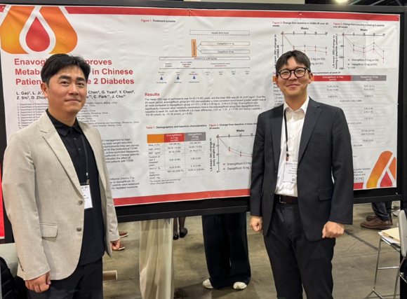 미국비만학회에서 엔블로 중국 3상 임상 연구결과를 발표한 대웅제약 임상연구진. 나재진 임상의학센터장, 박찬호 임상연구원. [사진=대웅제약 제공]