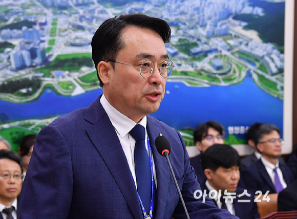 이헌욱 한국부동산원장이 15일 서울 여의도 국회 국토교통위원회에서 열린 한국부동산원, 주택도시보증공사 등에 대한 국정감사에서 업무보고를 하고 있다. [사진=곽영래 기자]