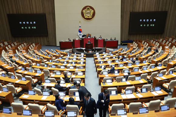국민의힘 최수진 의원이 23일 국회에서 열린 12월 임시국회 본회의에서 정보통신망 이용촉진 및 정보보호 등에 관한 법률 일부개정법에 대한 무제한 토론을 하고 있다. [사진=연합뉴스]