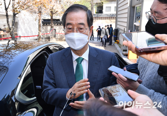 한덕수 국무총리 후보자가 지난 10일 서울 종로구 통의동 금융감독원 연수원에 마련된 대통령직인수위원회 사무실에서 취재진의 질문에 답하고 있다. [사진=김성진 기자]