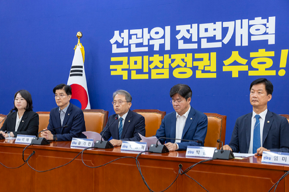 더불어민주당 국민참정권 수호를 위한 선관위 개혁TF 위원장인 송기헌 의원이 26일 국회에서 열린 TF 6차 회의에서 취재진 질문에 답하고 있다. 2026.6.26 [사진=연합뉴스]