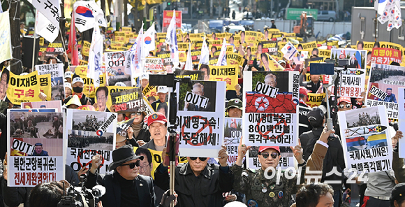 신자유연대와 자유민주국민운동 등 회원들이 15일 서울 서초구 서울중앙지방법원 앞에서 이재명 더불어민주당 대표 규탄 집회를 하고 있다. [사진=곽영래 기자]