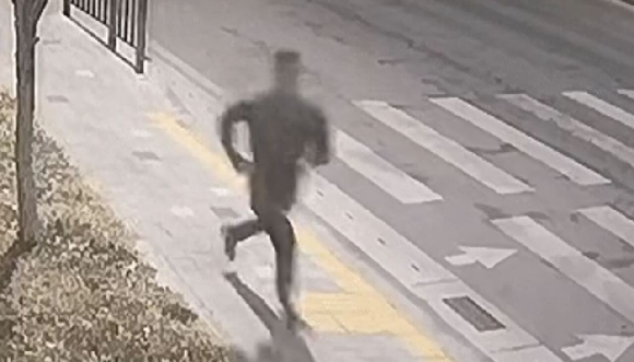 부대를 무단 이탈한 뒤 고향으로 도주했다가 붙잡힌 해병대원이 흉기를 소지한 채 달아났던 사실이 드러났다. 사진은 지난 26일 오전 0시 10분쯤, 부대를 탈영한 뒤 인천시 서구 일대를 달리고 있는 A일병. [사진=JTBC 보도화면 캡처]