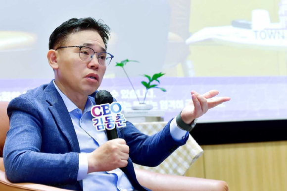 김동춘 LG화학 사장이 지난 22일 타운홀 미팅에서 반도체, 모빌리티&middot;로봇 등 미래 핵심 사업 육성 전략을 설명하고 있다. [사진=LG화학]