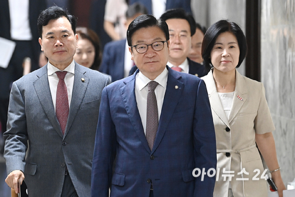 정점식 국민의힘 원내대표가 10일 서울 여의도 국회에서 열린 원내대책회의에 참석하고 있다. [사진=곽영래 기자]