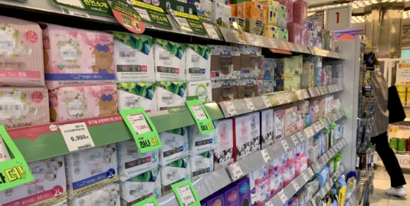 공정거래위원회가 생리대 업체 3곳에 대한 현장조사에 나섰다. [사진=연합뉴스]