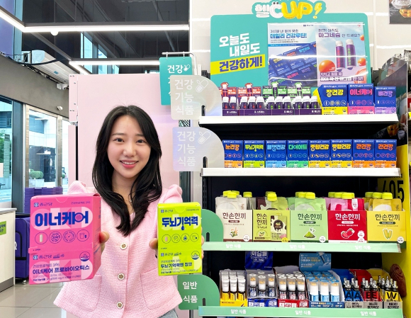 모델이 CU에서 판매하는 건강기능식품을 소개하고 있다. [사진=CU]