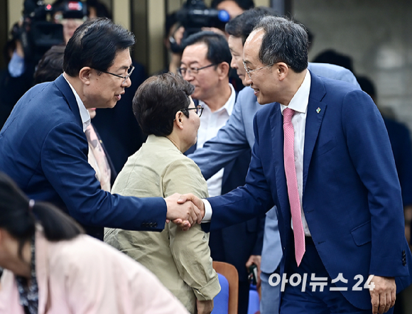 추경호 국민의힘 원내대표가 3일 오후 서울 여의도 국회에서 열린 의원총회에서 의원들과 인사를 나누고 있다. [사진=곽영래 기자]