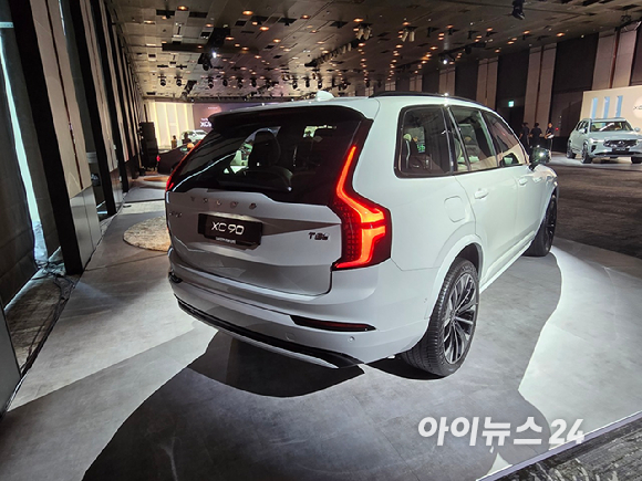 볼보자동차코리아가 2일 서울 광진구 그랜드워커힐 서울에서 신형 'XC90'과 'S90'을 공개하고 있다. [영상=김종성 기자]
