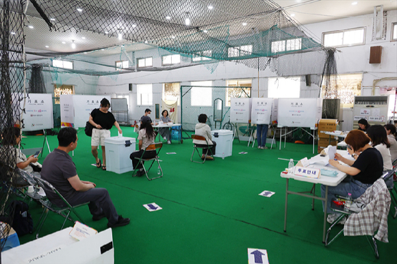 제9회 전국동시지방선거 및 국회의원 재&middot;보궐 선거가 시작된 3일 서울 중구 청구초등학교 야구부실내훈련장에 마련된 투표소에서 시민들이 투표를 하고 있다. [사진=곽영래 기자]