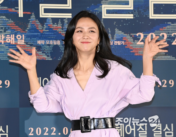 배우 탕웨이가 21일 오후 서울 용산구 CGV 용산아이파크몰에서 열린 영화 '헤어질 결심' (감독 박찬욱) 언론시사회에 참석해 포토타임을 갖고 있다. [사진=정소희 기자]