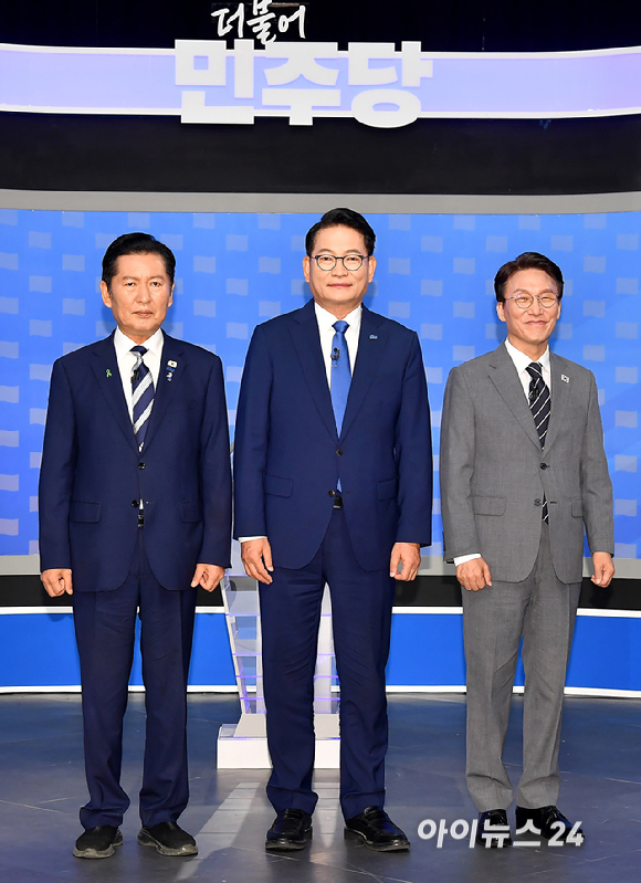 정청래(왼쪽부터)&middot;송영길&middot;김민석 더불어민주당 당대표 후보가 12일 서울 목동 SBS에서 열린 당대표 후보자 토론회에 앞서 기념촬영을 하고 있다. [사진=곽영래 기자]