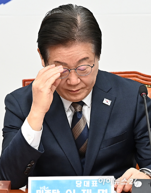이재명 더불어민주당 대표가 10일 오전 서울 여의도 국회에서 열린 최고위원회의에서 안경을 고쳐쓰고 있다. [사진=곽영래 기자]
