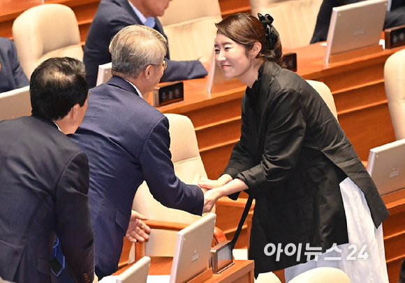 강선우 더불어민주당 의원이 5일 오후 서울 여의도 국회 본회의에서 방송법 일부개정법률안(대한)에 대한 무제한토론 종결동의의 건에 대해 투표 후 의원들과 인사하고 있다. [사진=곽영래 기자]