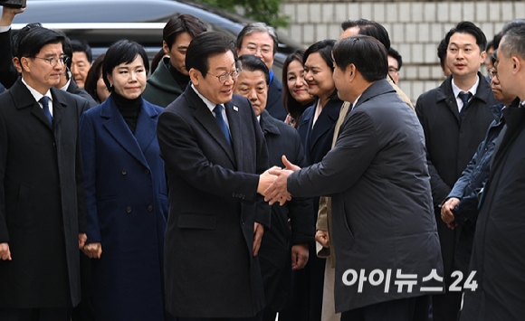 이재명 더불어민주당 대표가 25일 서울 서초구 중앙지방법원에서 열린 위증교사 혐의 사건 1심 선고공판에 출석하고 있다. [사진=사진공동취재단]