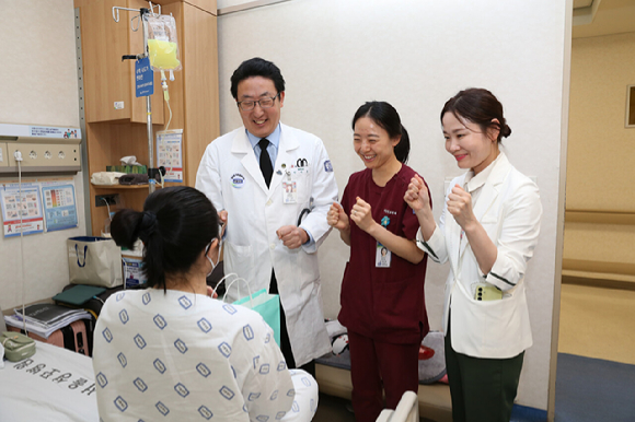 민기준(왼쪽) 서울성모병원 혈액내과 교수와 의료진이 수능 전날인 13일 혈액암 치료를 이유로 병실에서 수능을 치르게 수험생 가은(가명) 양을 응원하고 있다. 사진은 서울성모병원 제공. [사진=서울성모병원]